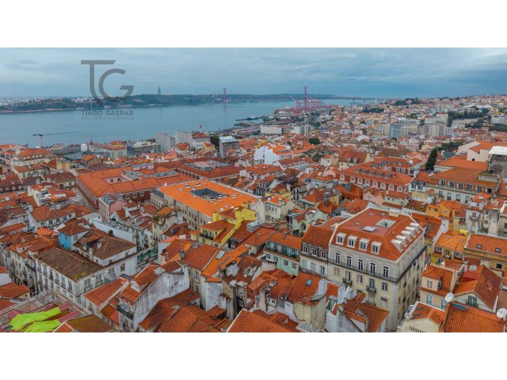 Prédio com 7 Unidades de AL e Loja em Lisboa-1