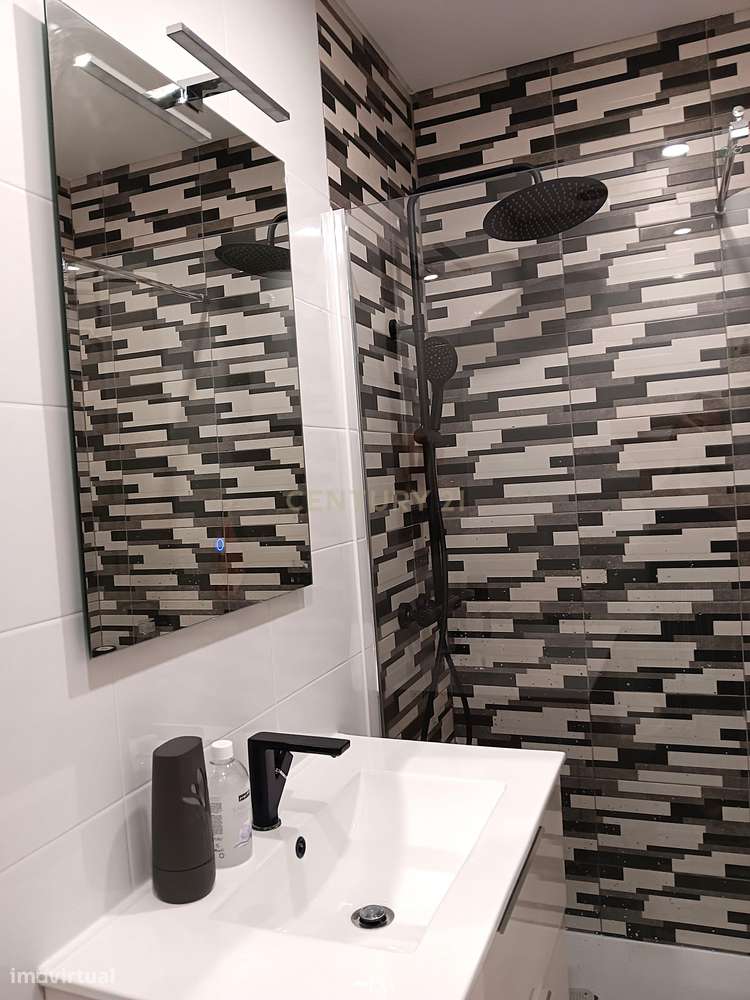 Apartamento com 2 Assoalhadas - Completamente Remodelado - Junto à CP - Grande imagem: 5/11