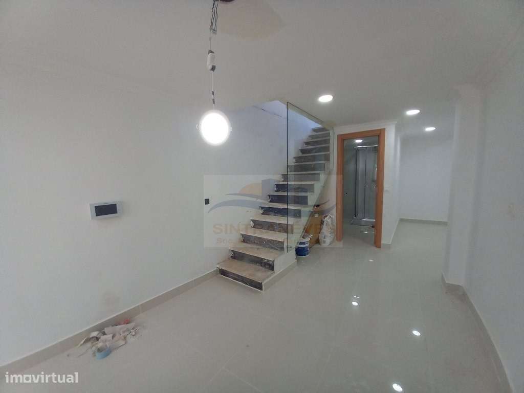 Moradia T3+T3 totalmente remodelada, com terraço, 4 casas de banho,...-45