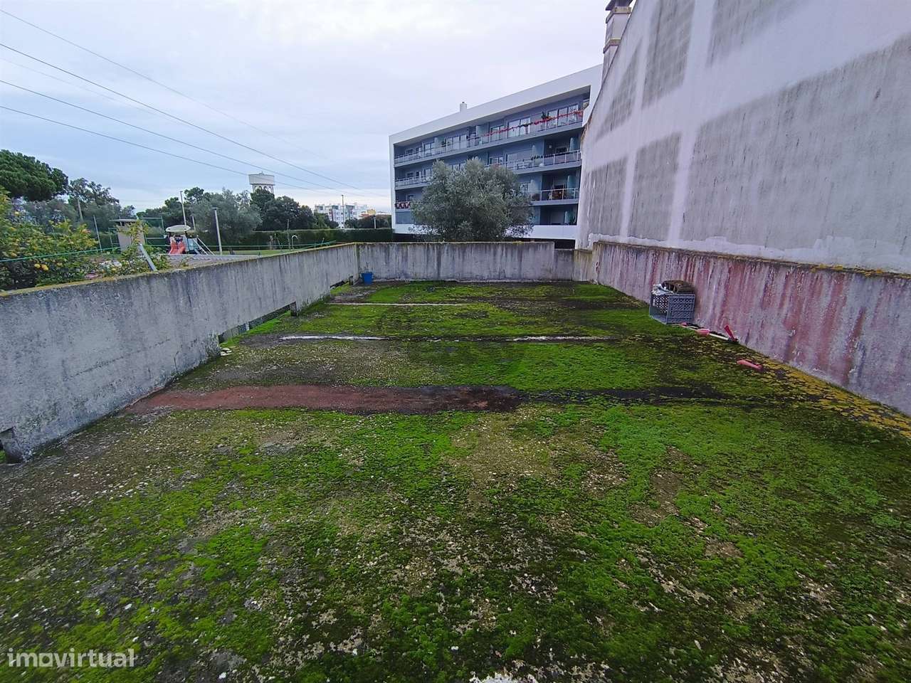 Terreno Urbano de 270m2 com Viabilidade de Construção de 162m2, Vila C-9