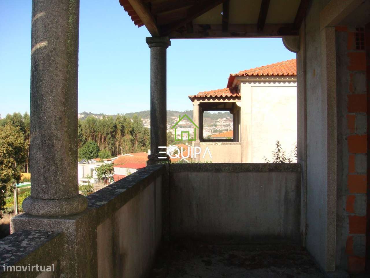 Terreno para construção (com moradia  T-5, construída em grosso), e-11