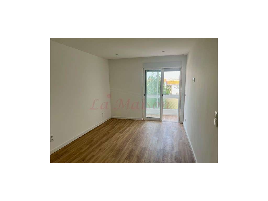 Apartamento T3 totalmente remodelado na Amadora-24
