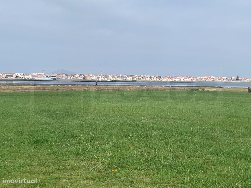 Terreno frente á ria com vistas desafogadas sobre a Costa...