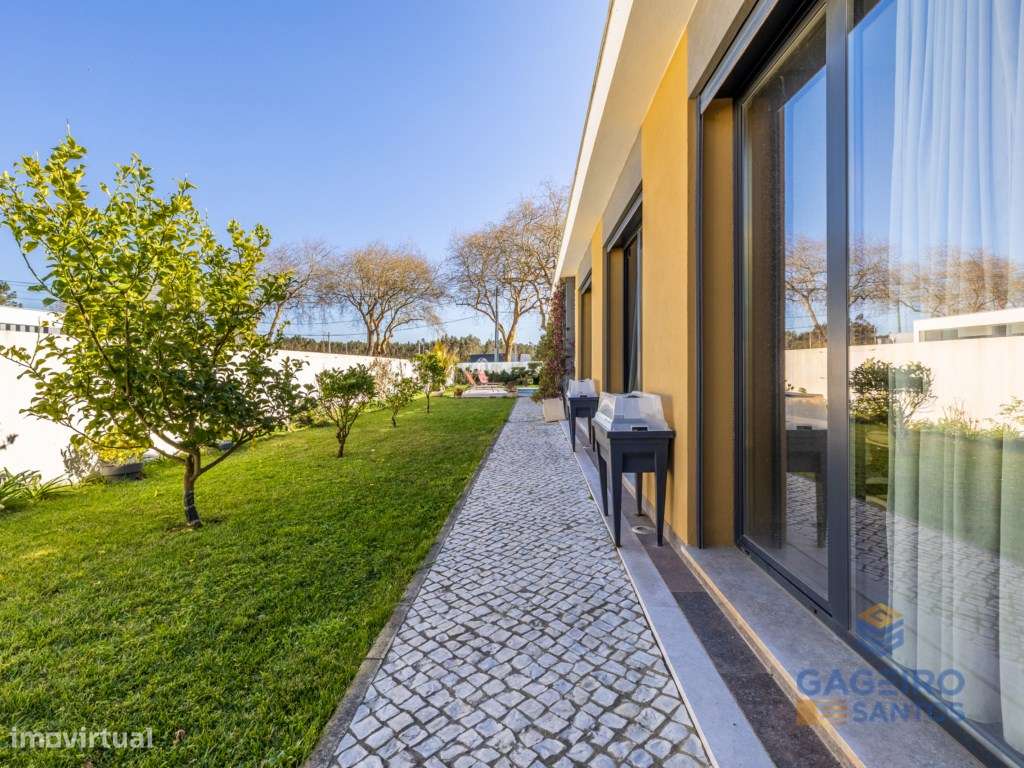 Moradia Térrea T3 Contemporânea com Piscina-44