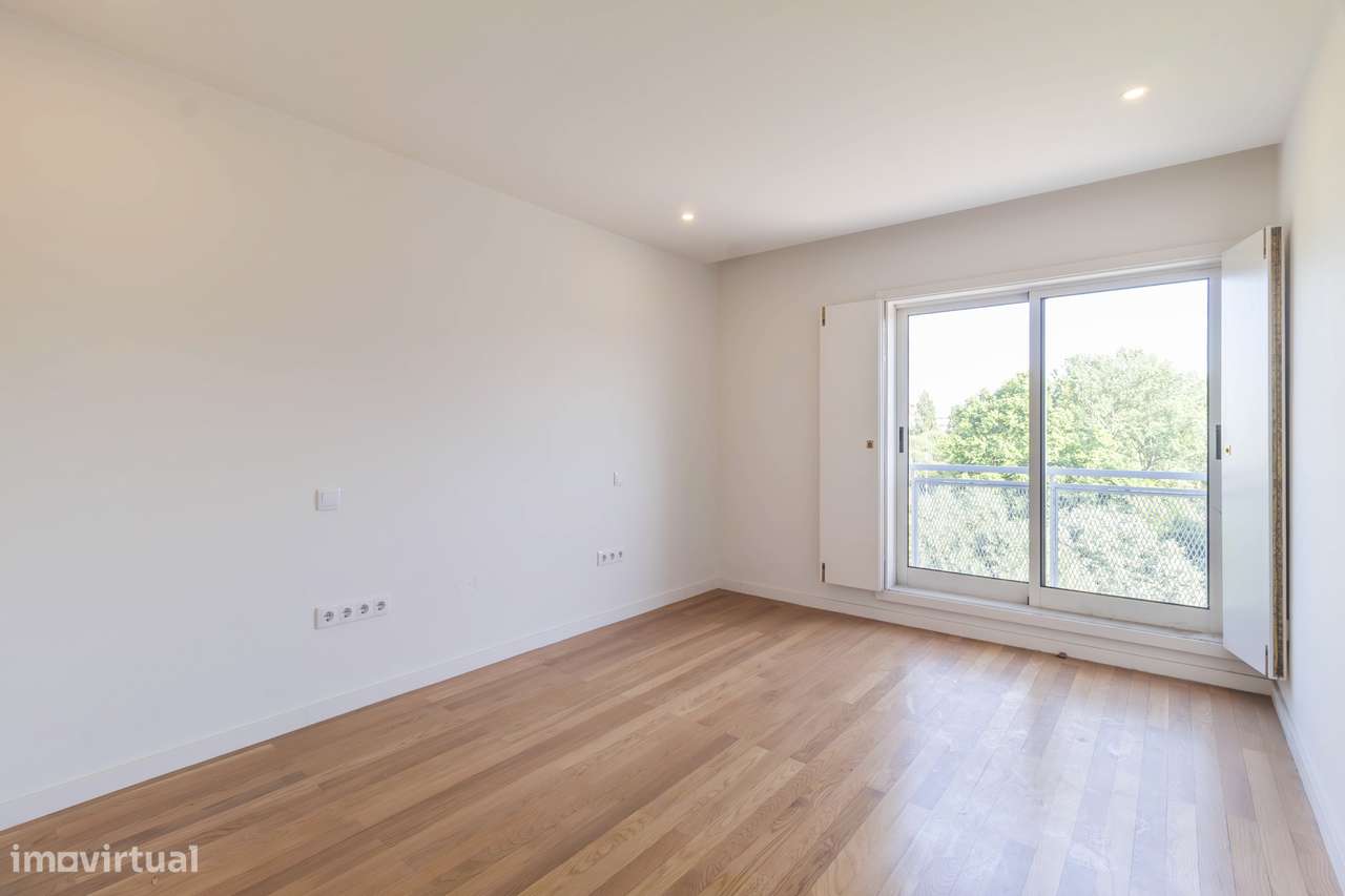 Apartamento T3, excelentes áreas 240m2 + garagem 31m2 + arrumos 4m2-43