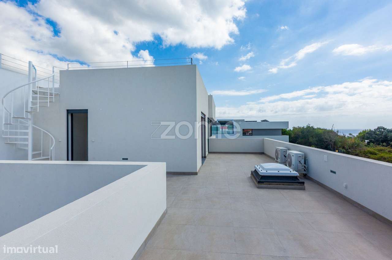Moradia T3 Nova com Terraços Panorâmicos e Vista Mar na Atalhada-32