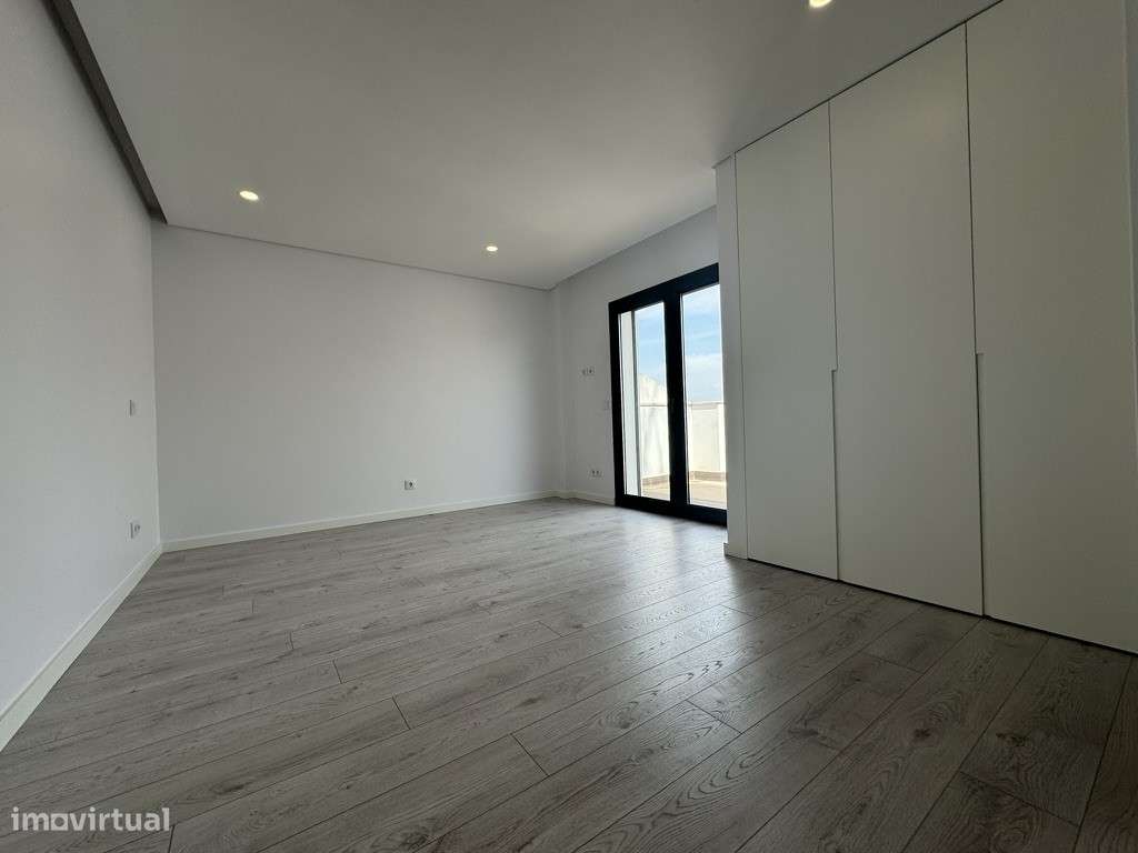 T4 Duplex Moderno com Terraços Amplos|Churrasqueira|Garagem Box-16