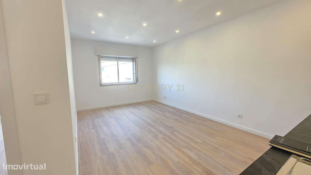 Apartamento T3 Renovado - Avenida dos Bons Amigos - Cacém - Grande imagem: 3/28