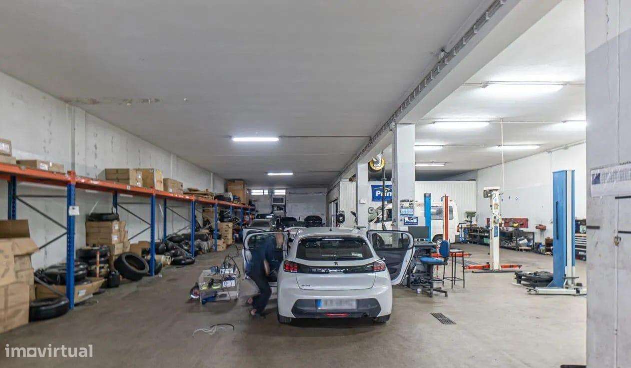 Armazém em Grijó – Versatilidade, Espaço e  Localização...-11