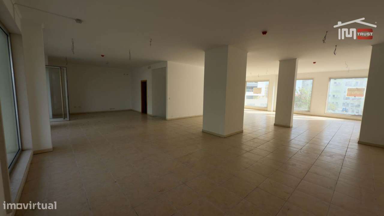 Loja 160m2 Camarate - Espaço Disponível a todas as Actividades Come...-18