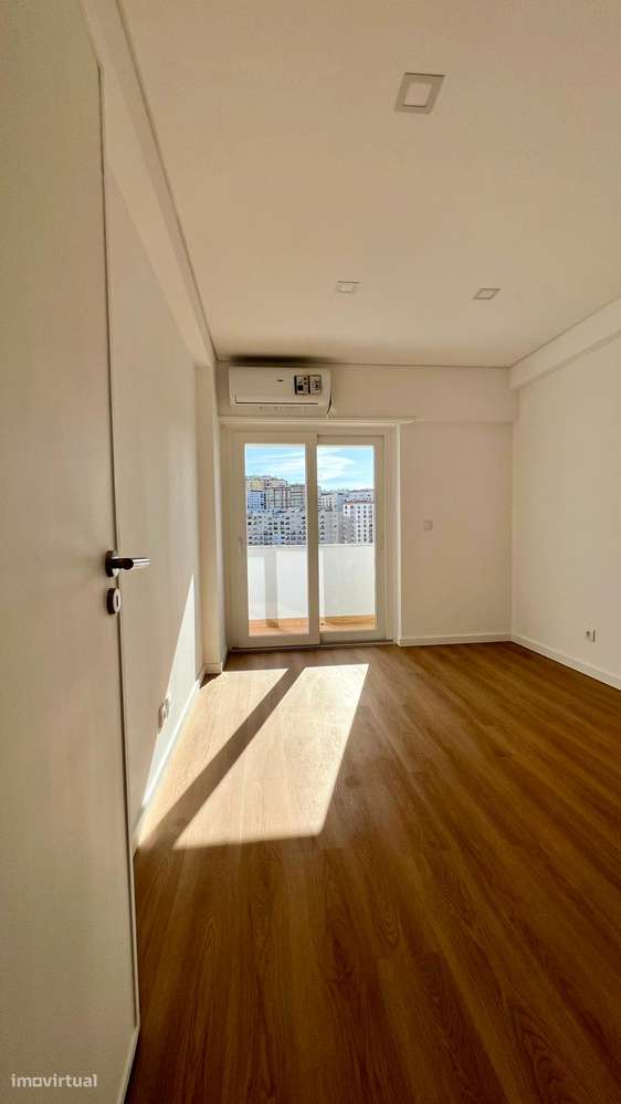 Apartamento T3+1 Duplex | 154 m² | Totalmente Remodelado | Queluz-18