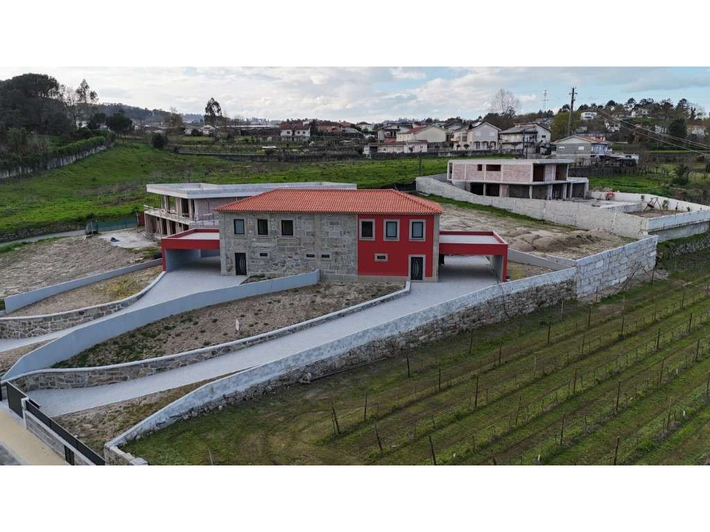 Moradia T3 com Terraço Panorâmico e Jardim-5