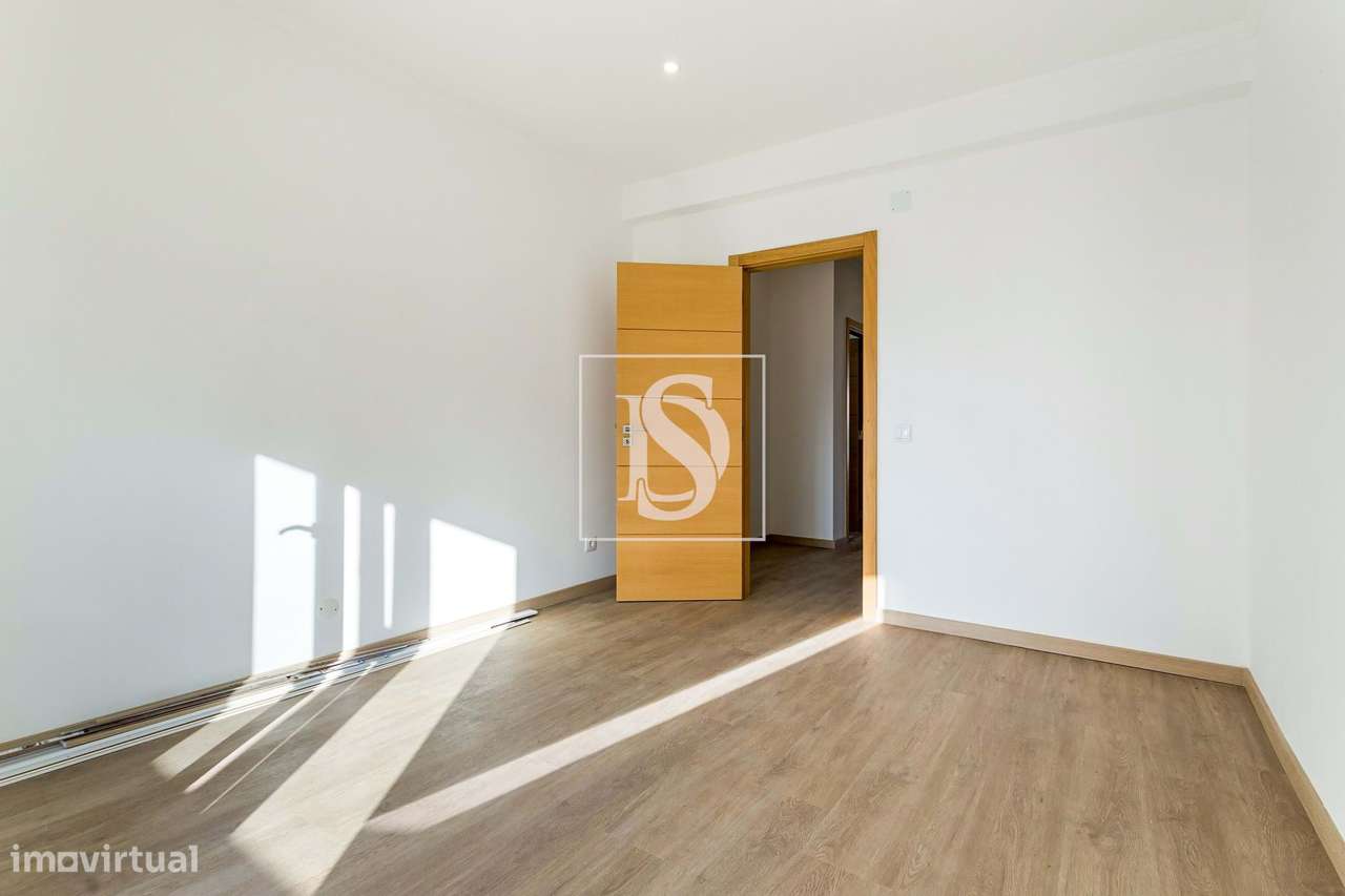 Apartamento T2 remodelado com sótão aproveitado | Av. Dr. António Rodr - Grande imagem: 3/15