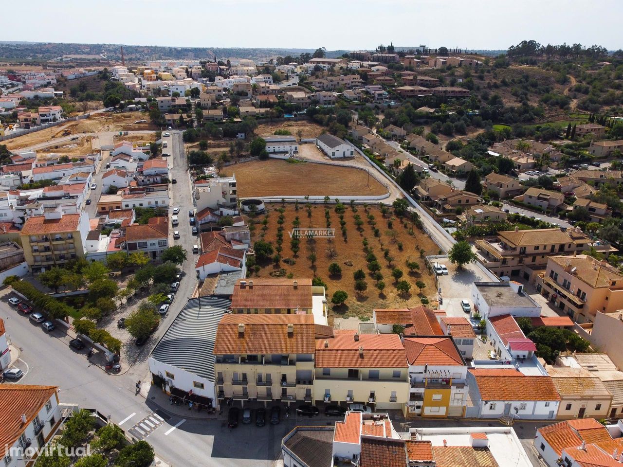 QUINTA com 1.4 ha situada no centro de Algoz