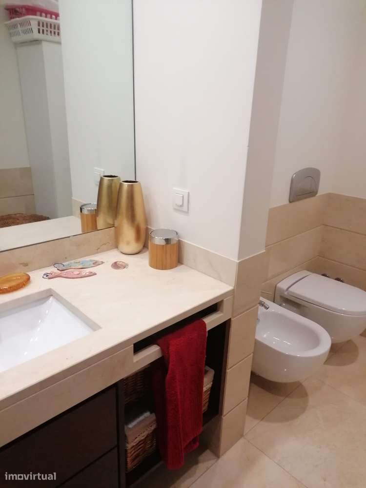 Excelente Apartamento T3 com 3 Frentes - junto à linha Rubi-8