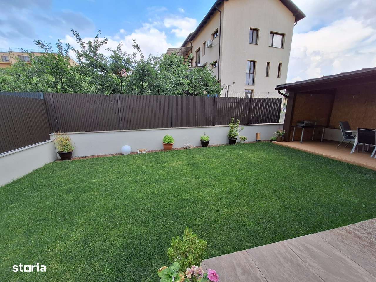 Casă cu finisaje și dotări premium-14