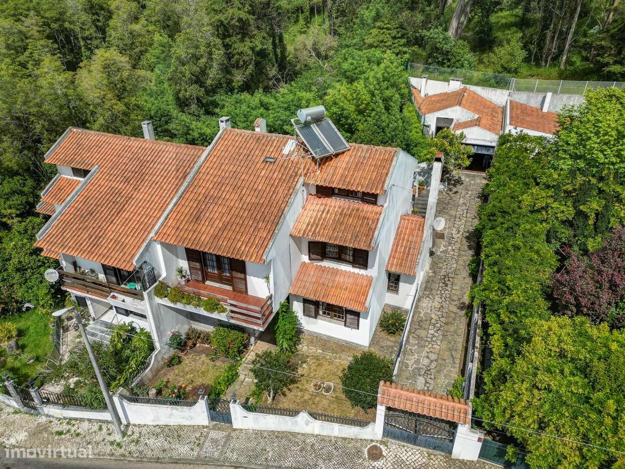 Moradia T6 em Sintra com jardim, garagem e vista de mar ao fundo-0