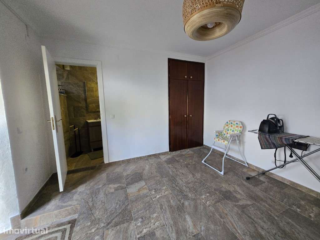 Moradia T5 Moderna com Piscina Aquecida e Garagem para 4 Carros-36