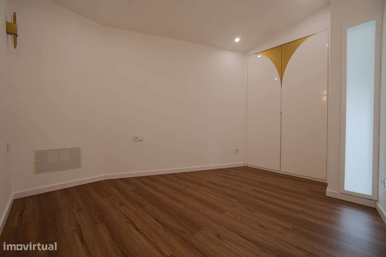 Moradia T2 Totalmente Renovada no Centro de Coimbra-11
