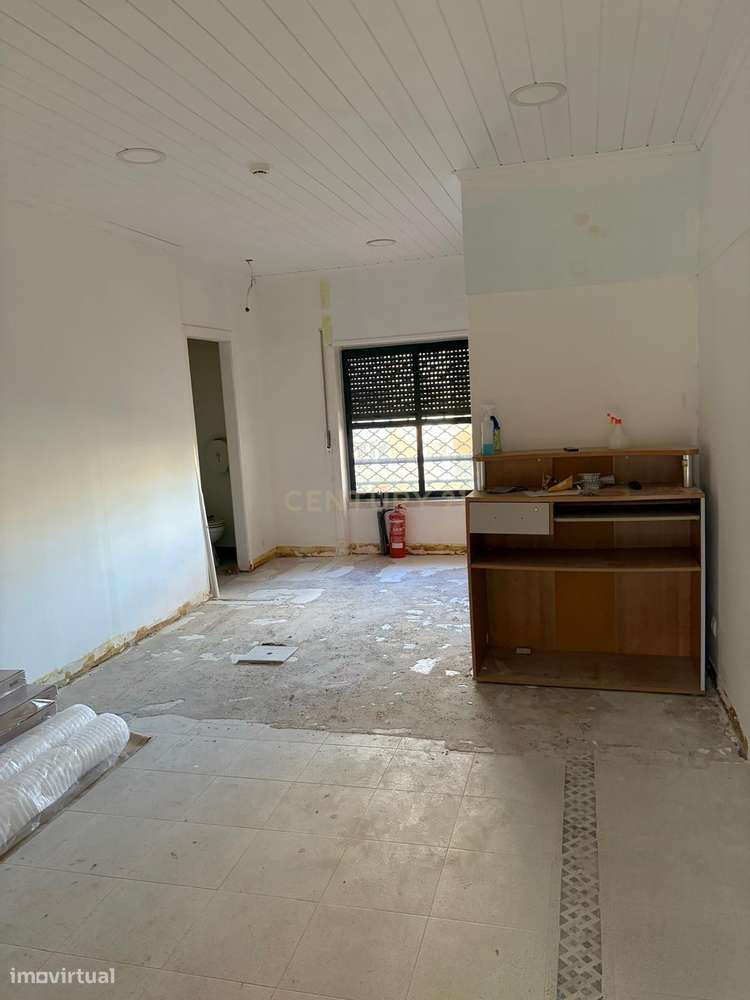 Loja para arrendamento com 2 pisos na rua Rui Furtado, Charneca da Cap - Grande imagem: 3/17