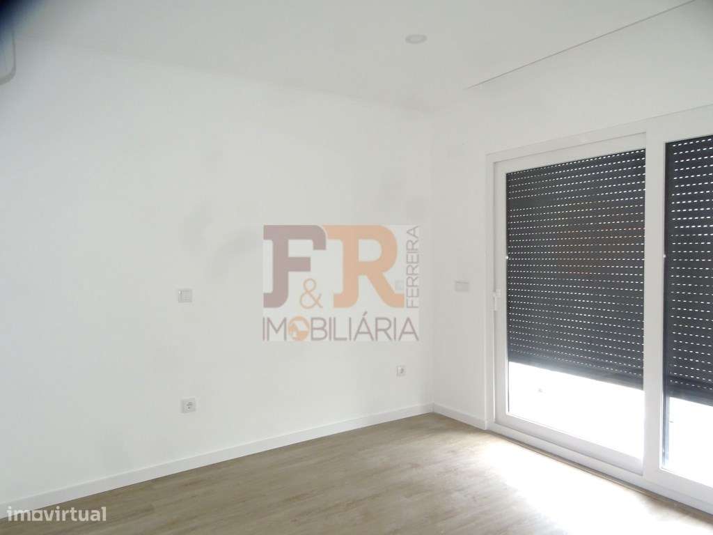 Moradia Geminada Triplex T3+1 com Cave Fernão Ferro-15