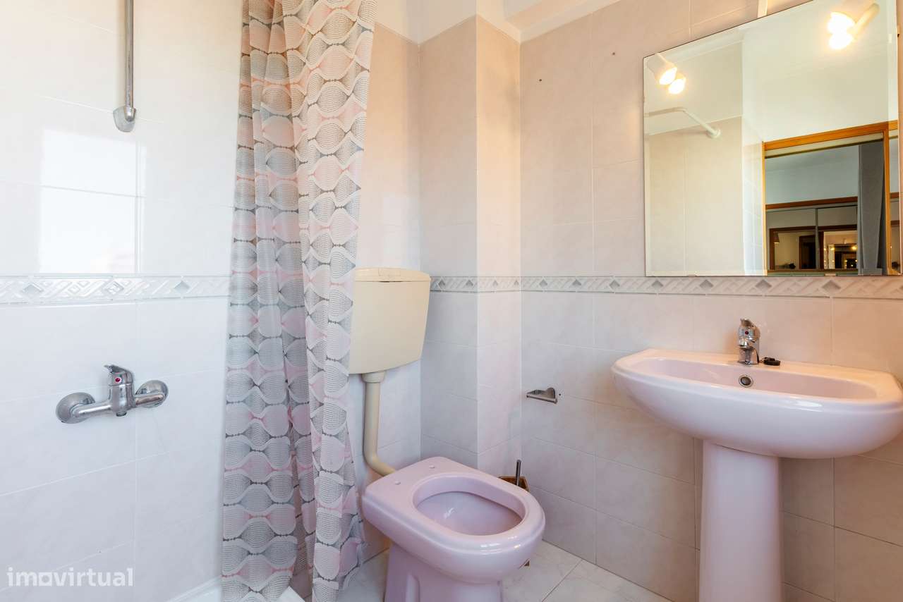 Apartamento T3 convertido em T2 c/ 2 Salas, Semi Remodelado em São Mar-30