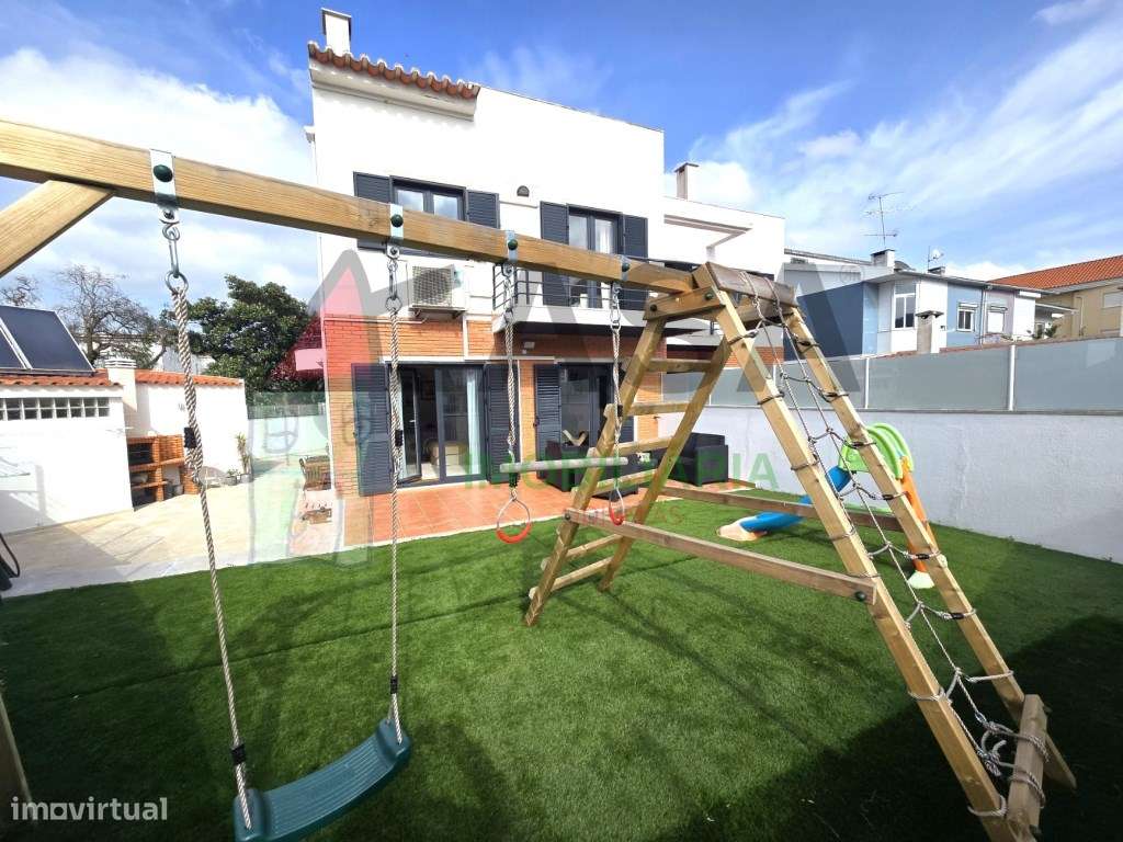 Moradia T4 com Terraço e Vista Desafogada em Loures-2