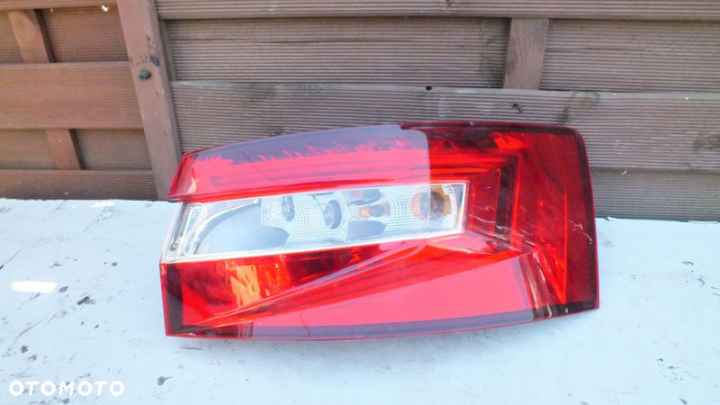 LAMPA TYLNA PRAWĄ DO SKODY SUBERB 3v5 SEDAN - 1