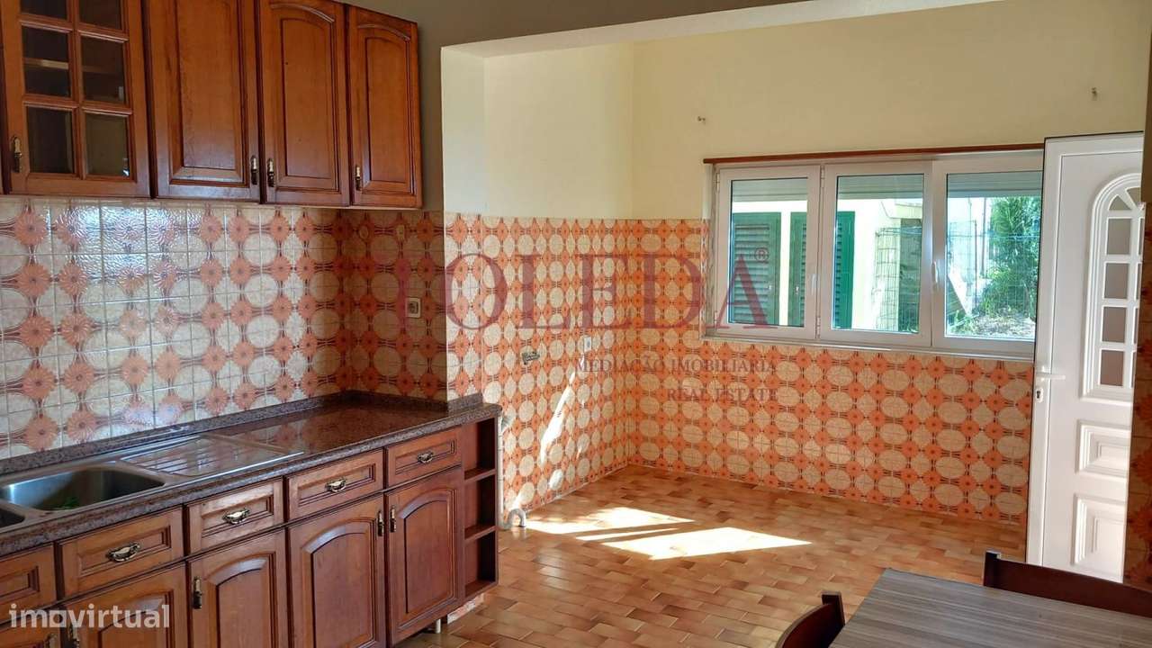 Moradia Bifamiliar com 2 T3 em Vialonga-5