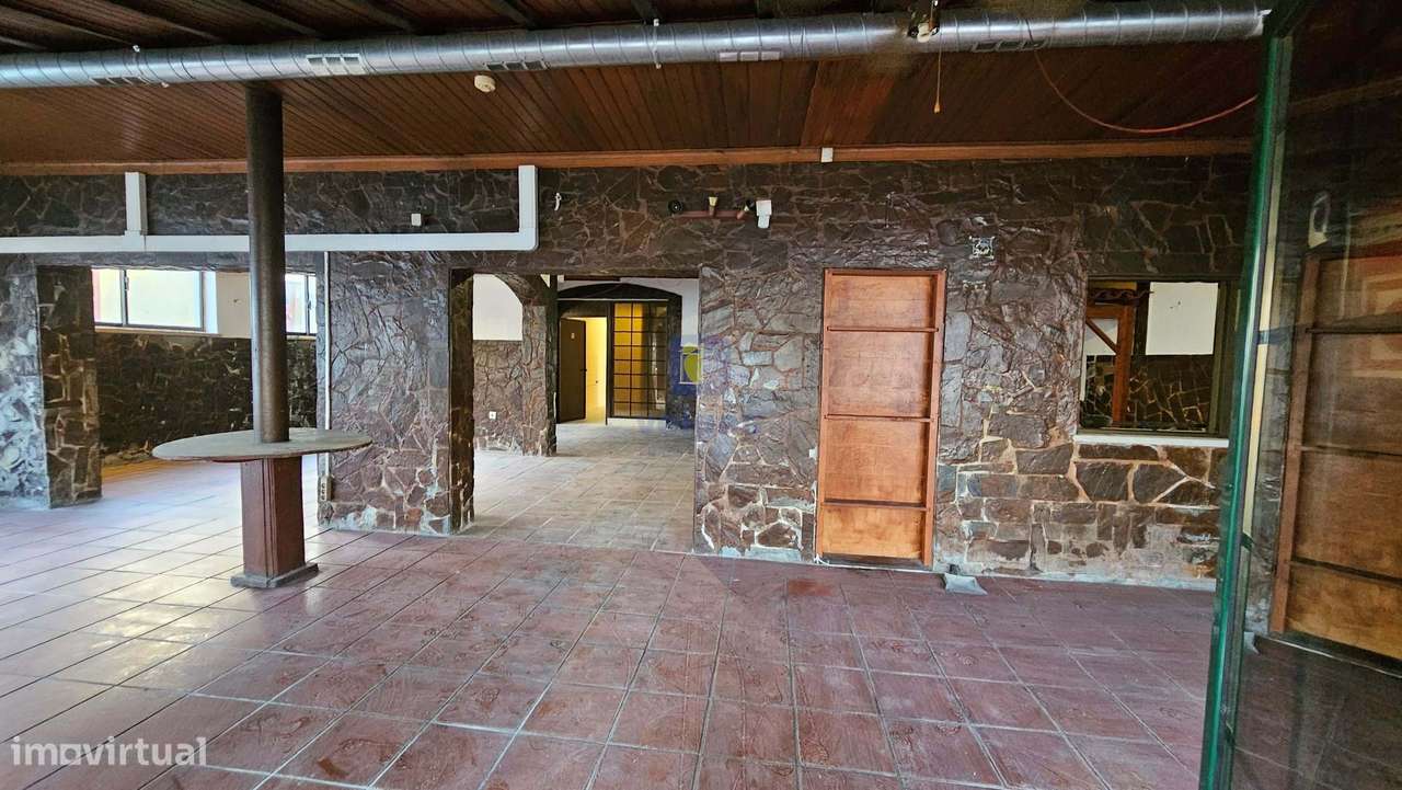 Edifício para Habitação e Comércio - Moradia T3 Renovada c/ Terraço e-30