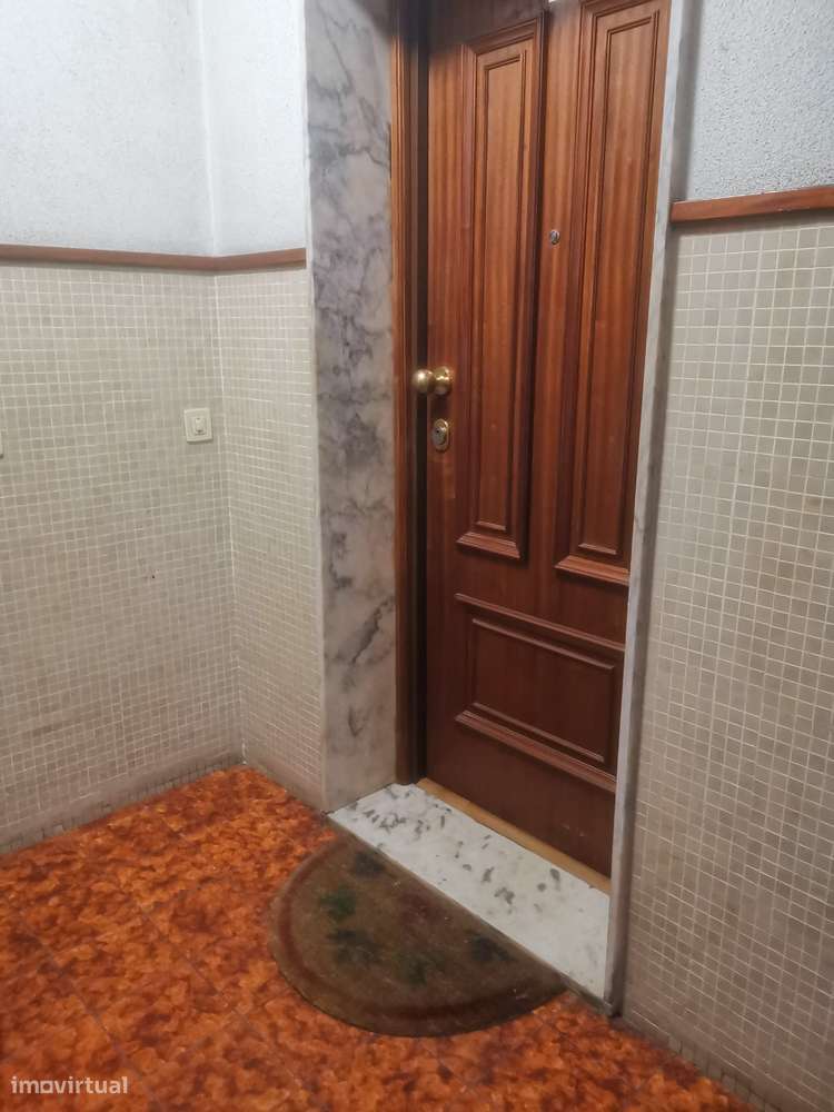 T2 com varanda, elevador e vista urbana - Cidade da Maia-8