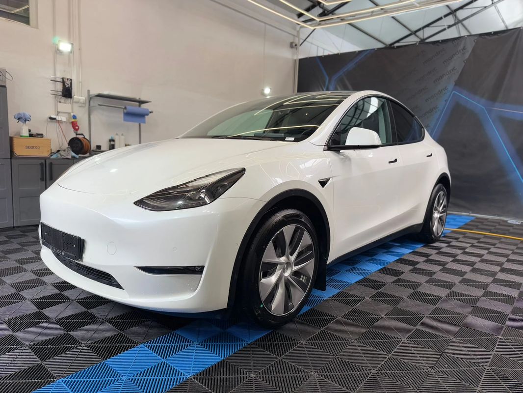 Tesla Model Y Long Range Dual Motor AWD - 36