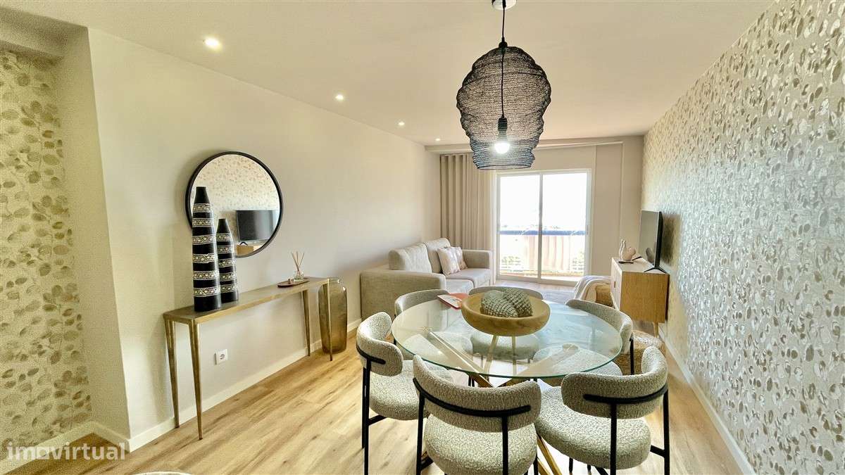 T2 remodelado-1ª linha de Mar-Mobilado e equipado-garagem-0