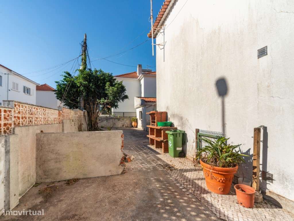 Moradia geminada de esquina em Caselas, com jardim e projecto aprovado-9