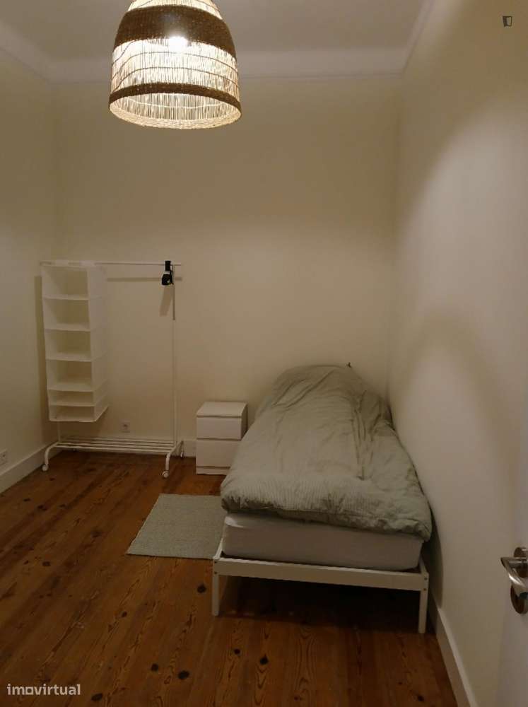 Quarto - localizado em Penha Lisbon - Grande imagem: 2/10