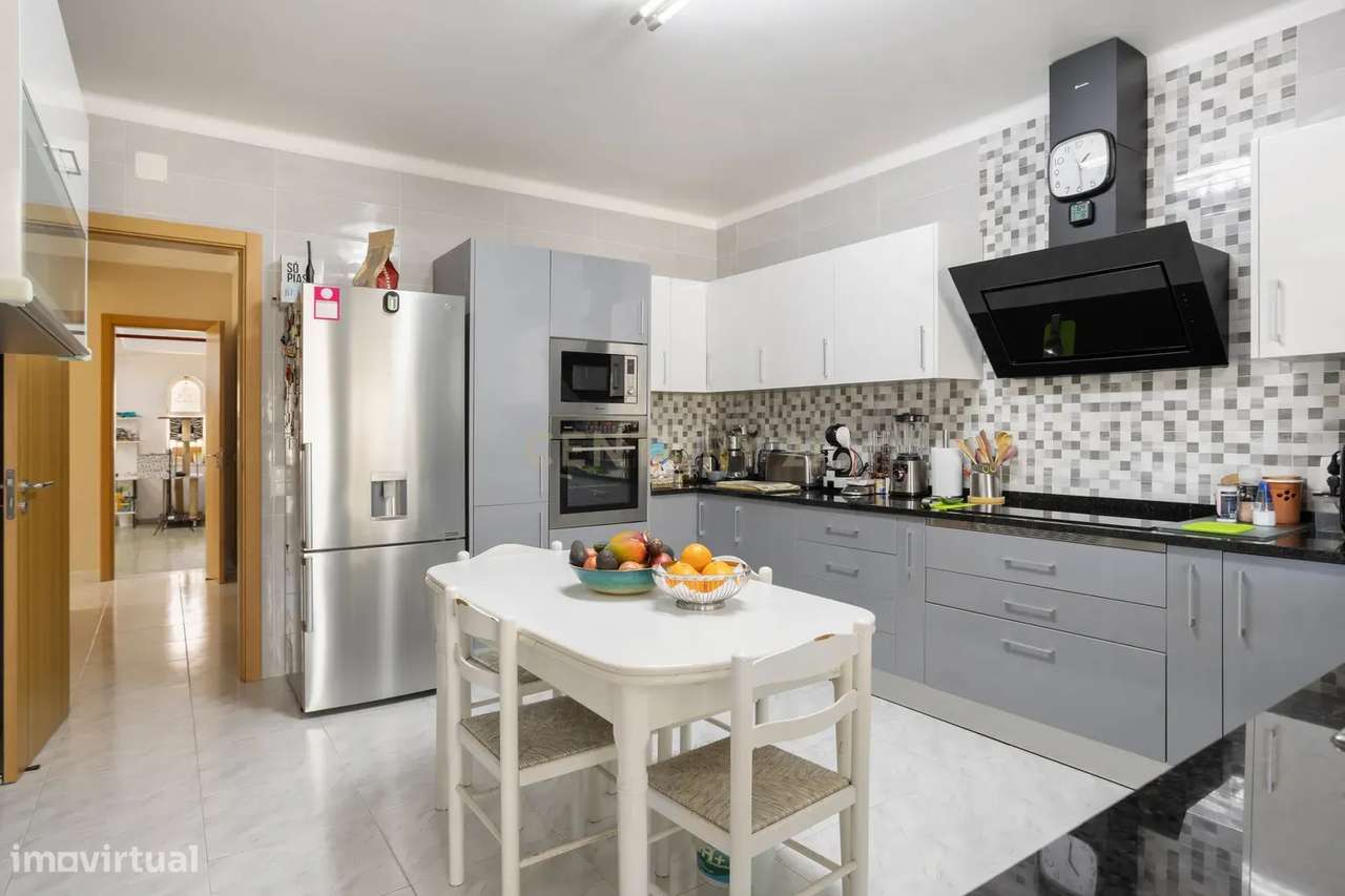 Moradia T3 com piscina e amplo espaço exterior-13