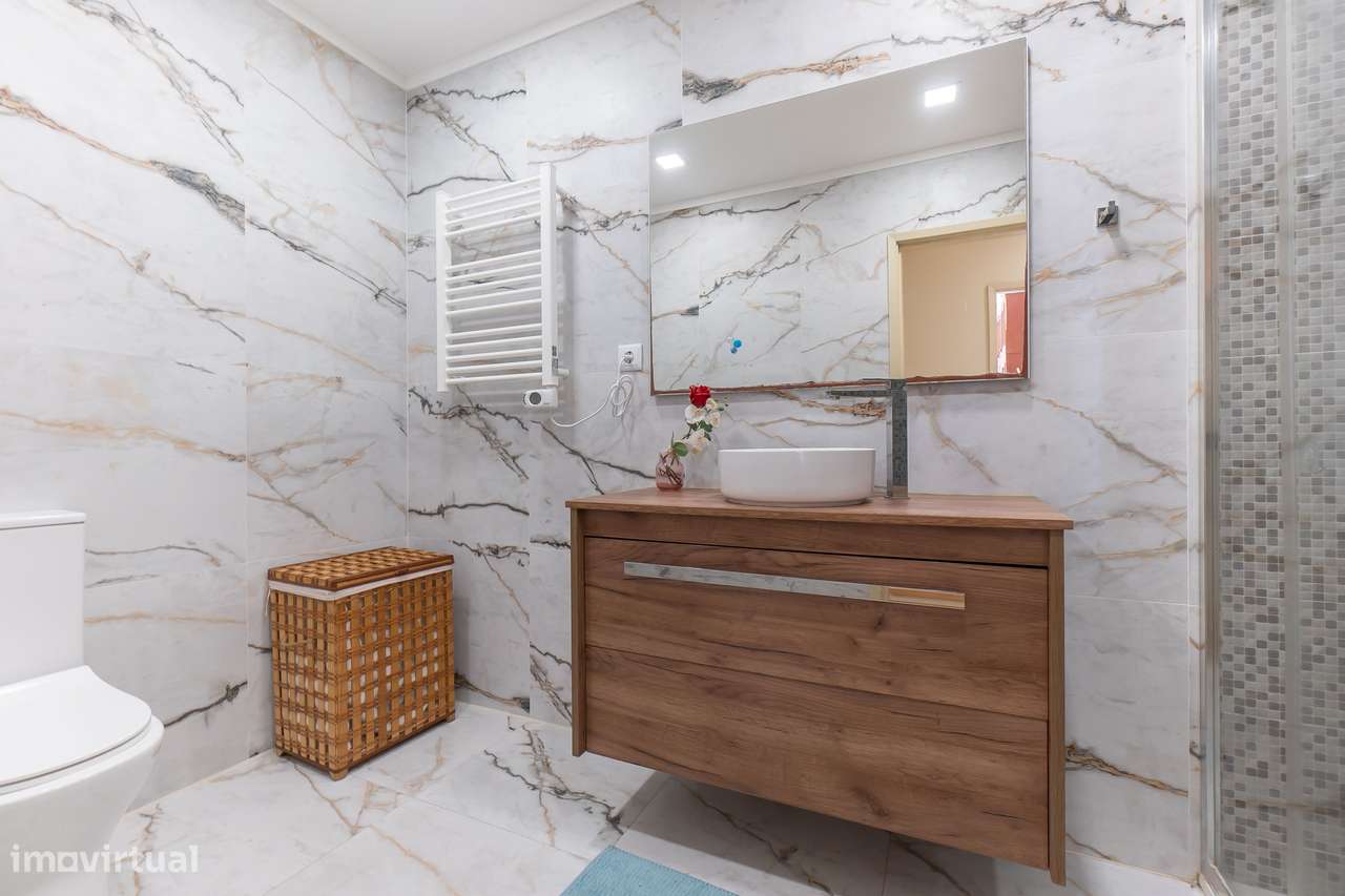 T3 com Varanda + Garagem | A 600m do Metro da Venda Nova-16