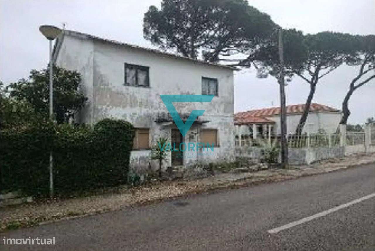 MORADIA T3+2 para Recuperar com Garagem e Terreno | Maceira – Leiria-1