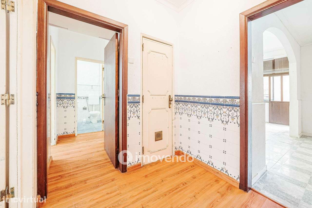 Apartamento T3 vazio, com áreas generosas, no Barreiro - Grande imagem: 2/39