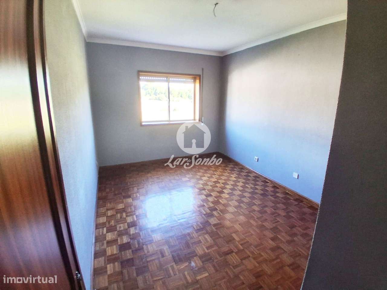 Apartamento T3 com duas frentes, garagem/box e remodelação em curso...-10