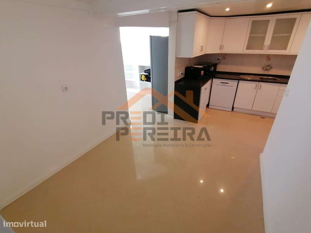 Duas moradias geminadas, totalmente remodeladas, situadas na Ajuda. - Grande imagem: 2/29