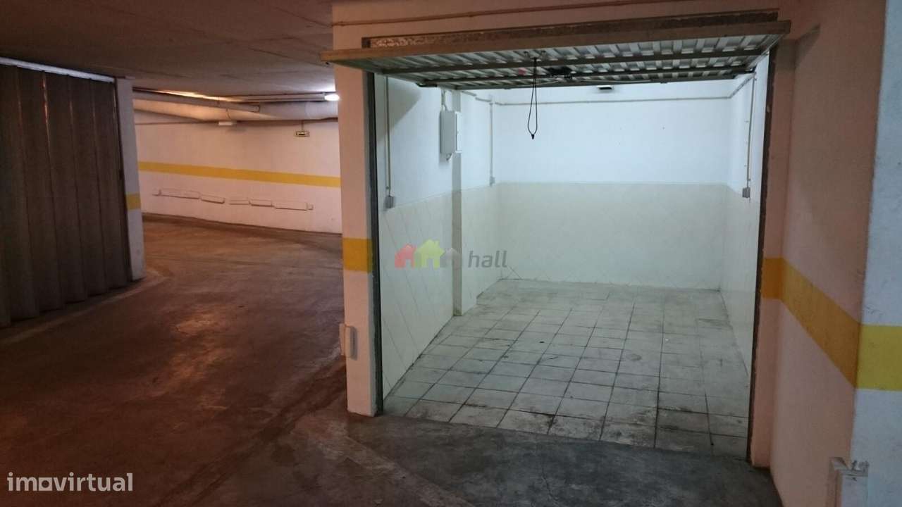 Garagem na Praça do Brasil, em Setúbal - Grande imagem: 2/5