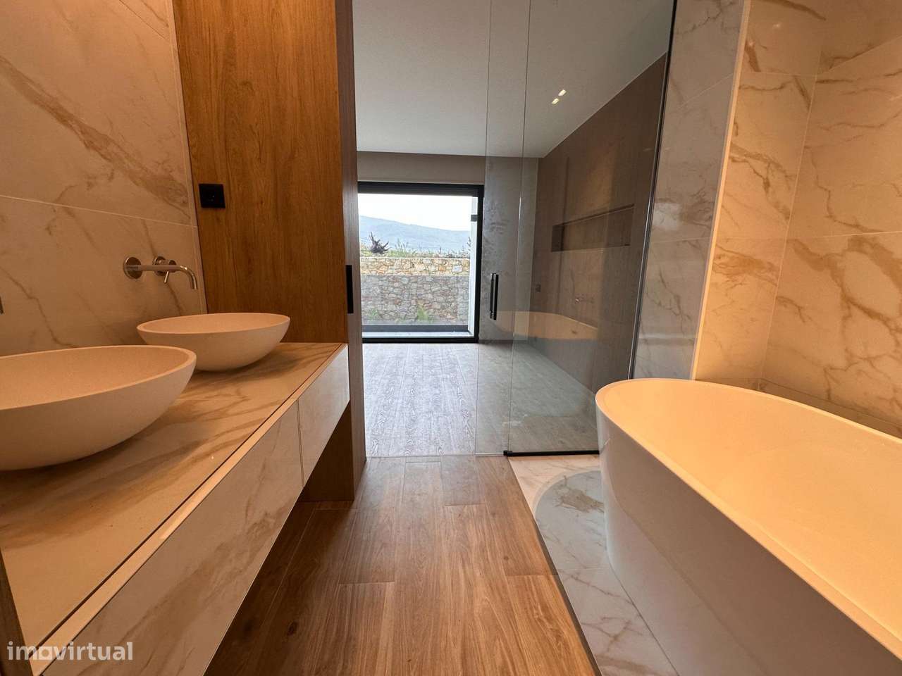 Moradia de Gaveto com dois pisos e garagem lateral-45