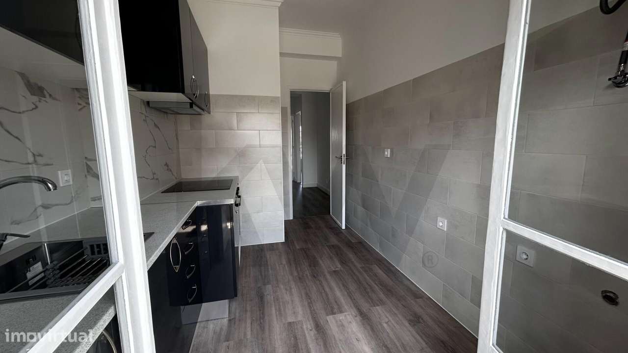 Apartamento T2 remodelado, com varanda e elevador, 5º Andar, Benfica, - Grande imagem: 5/27