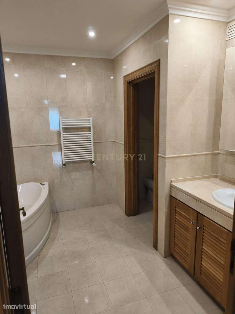 Espaço, Elegância e Localização Privilegiada – Andar de Moradia T5 no-12