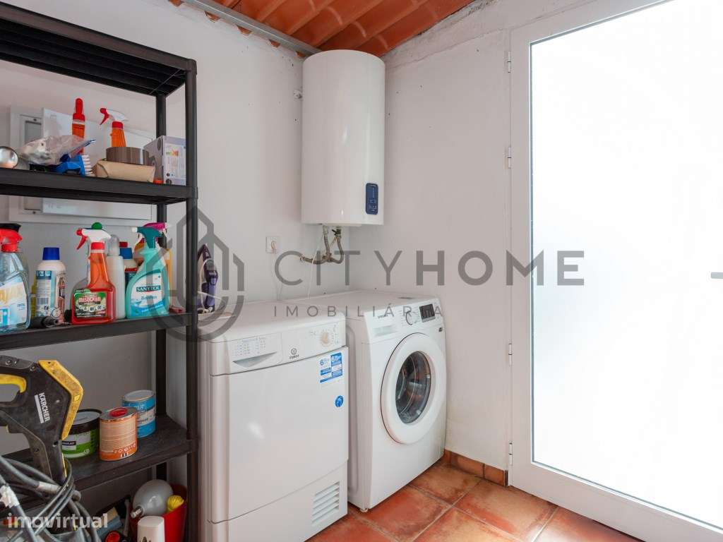 Moradia T4 com piscina infinita em terreno amplo em Silves-11