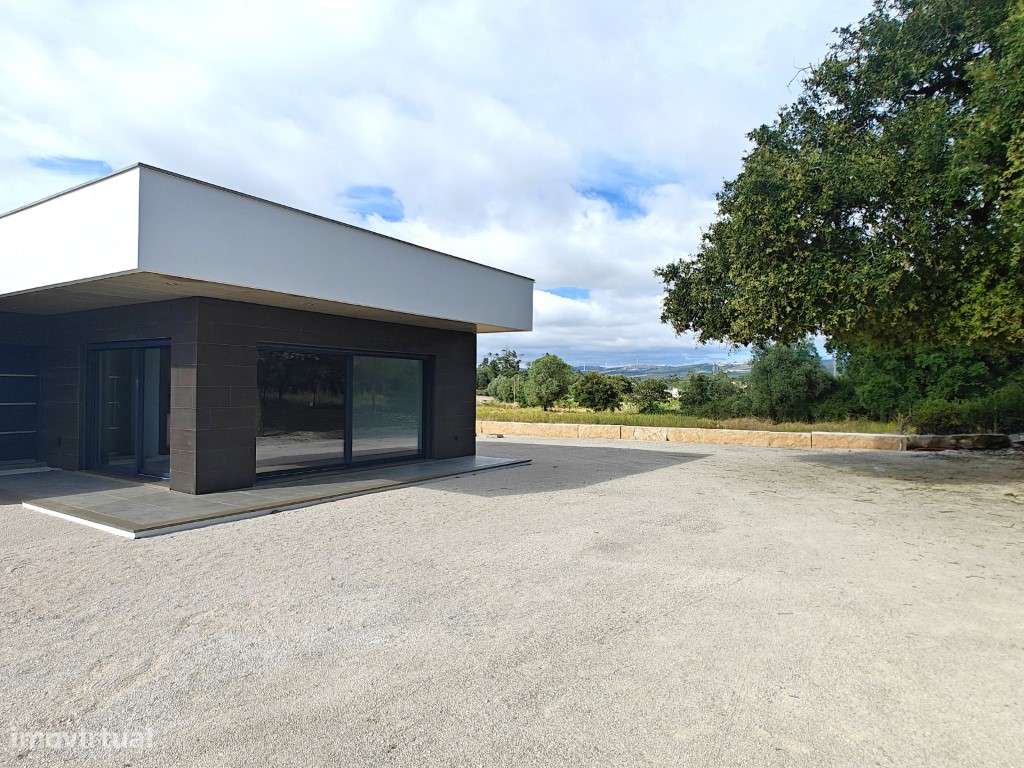 Moradia rodeada pela natureza e com vista para a serra - Grande imagem: 5/35