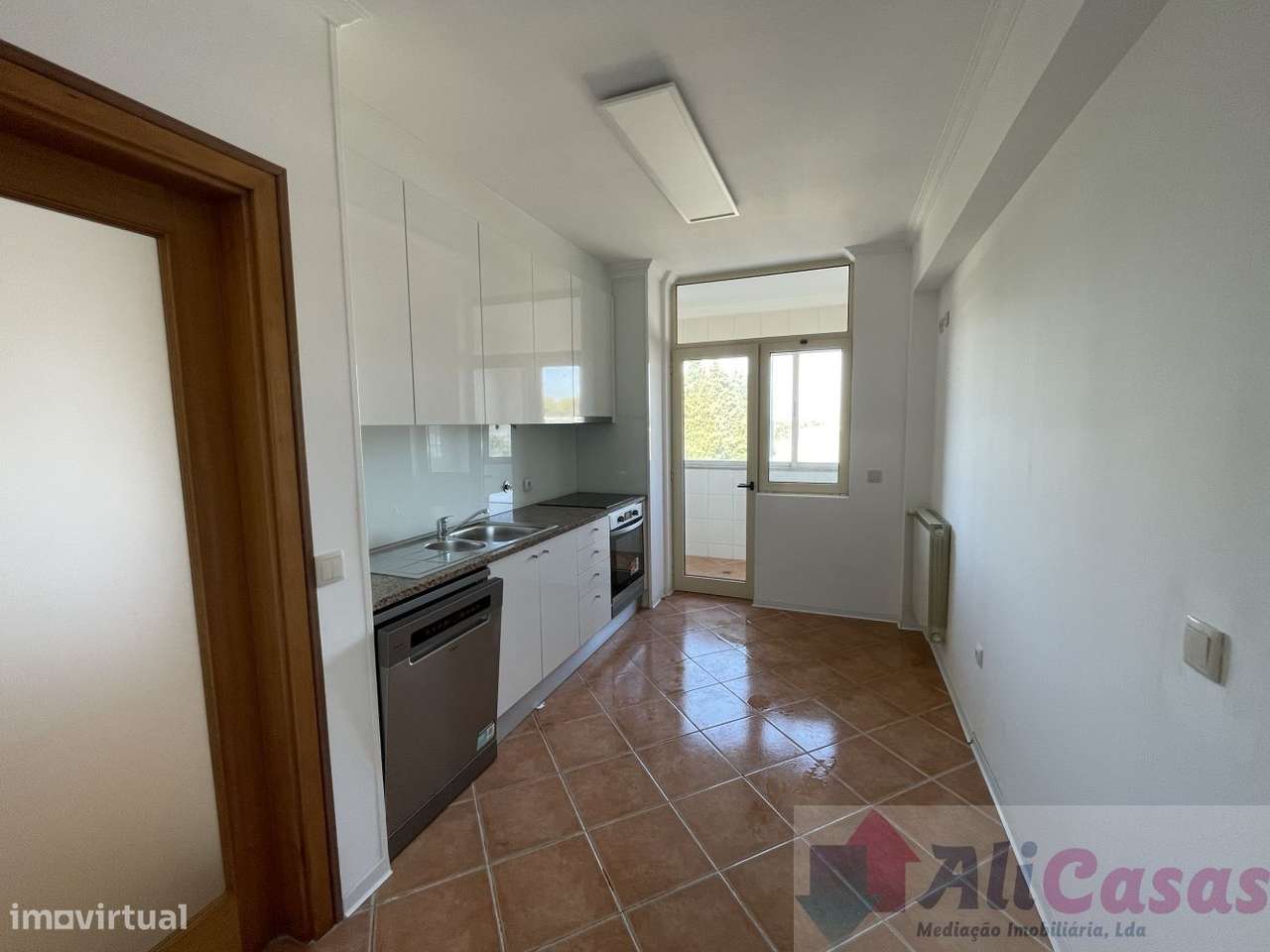 **Excelente Apartamento T2 C/Ampla varanda em Localização Privilegia-6