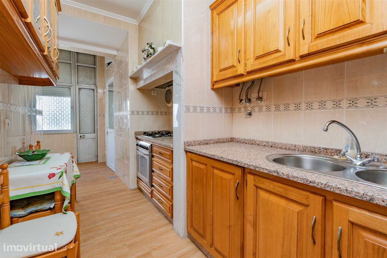 Apartamento T3 em Arroios – Charme clássico no coração de Lisboa-8