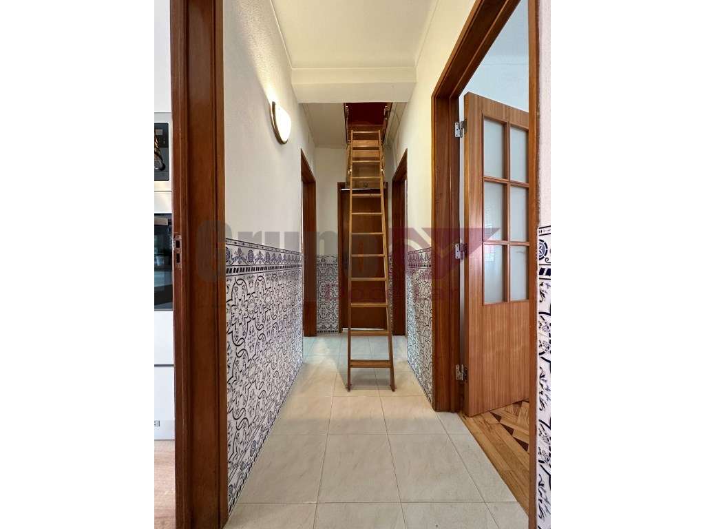 Apartamento T2+1 com Sótão a 350metros da praia de Sesimbra-25